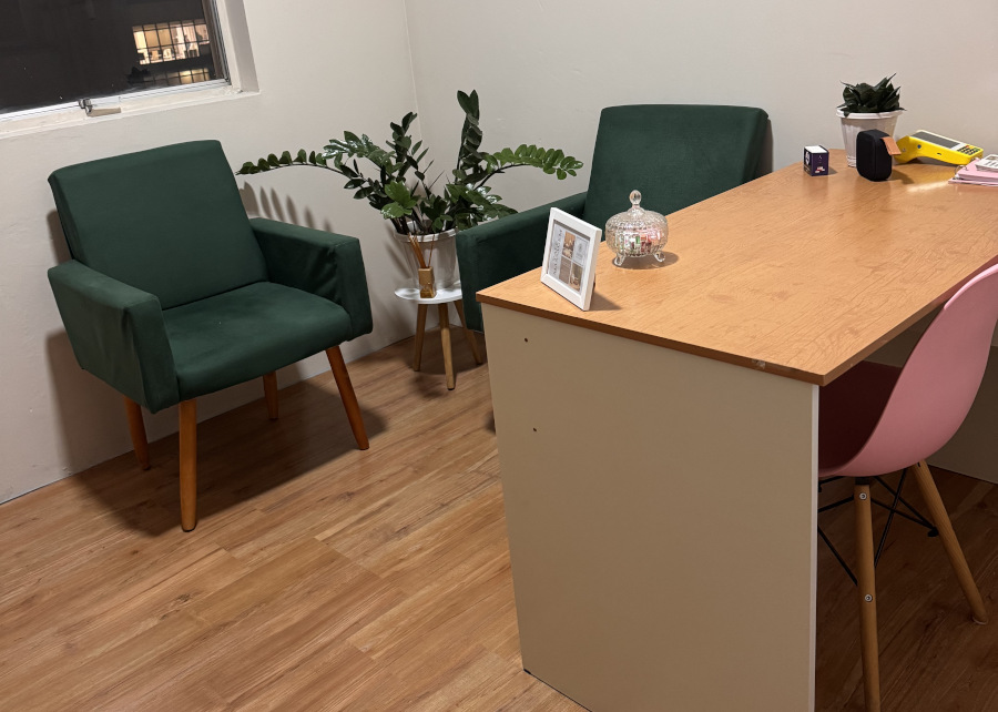 foto mesa e cadieras consultório